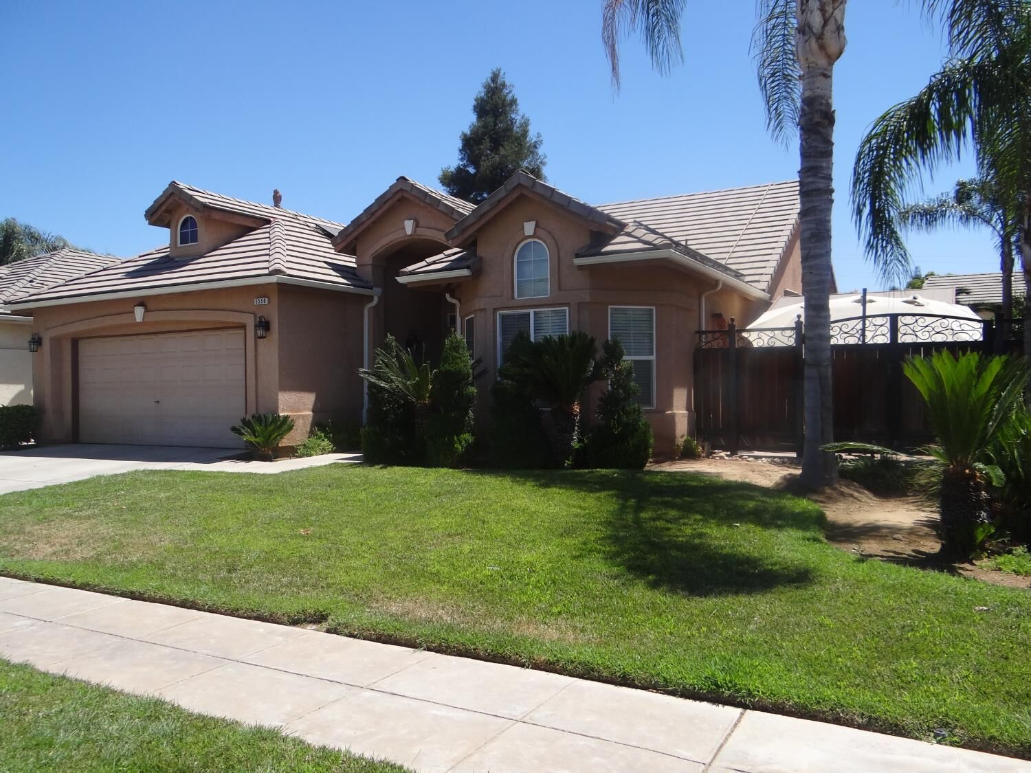 Property Photo: 5550 N Cresta Avenue CA 93723