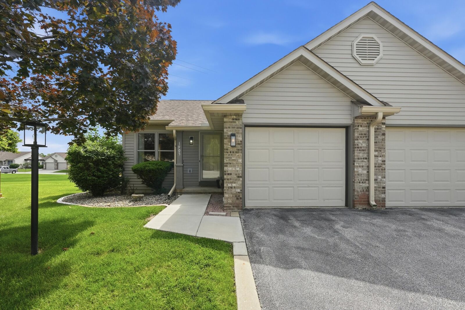 Property Photo:  1905 Creekside Court  IN 46383 