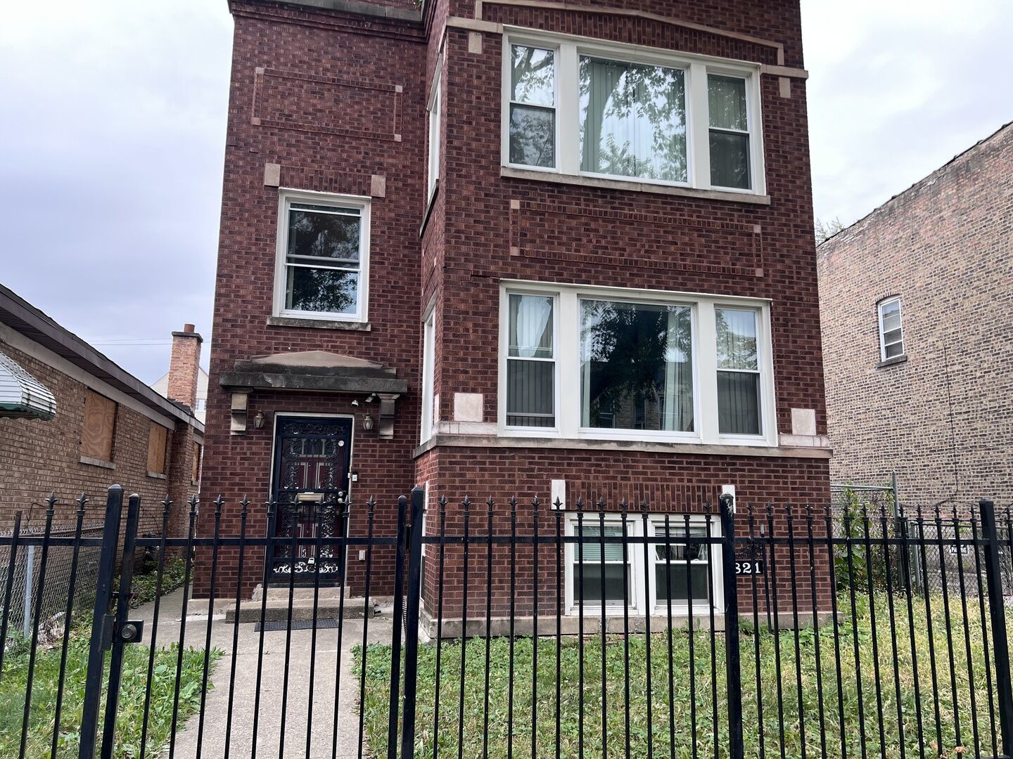 Property Photo: 821 N Waller Avenue 1 IL 60651