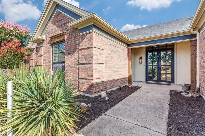 Property Photo: 7609 Greenleaf Court TX 76182