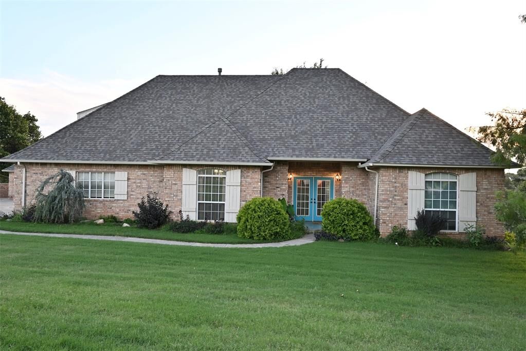 Property Photo:  2077 Clearwater Drive  OK 73020 