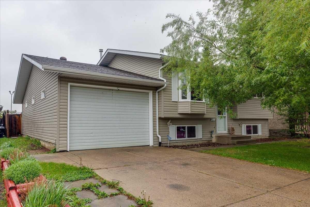 Property Photo: 38 Heritage Drive AB T4L 1N7