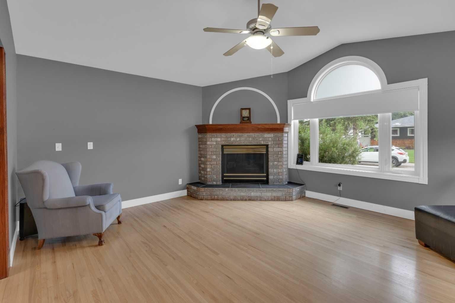Property Photo:  47 Hillgrove Drive SW  AB T2V 3L5 