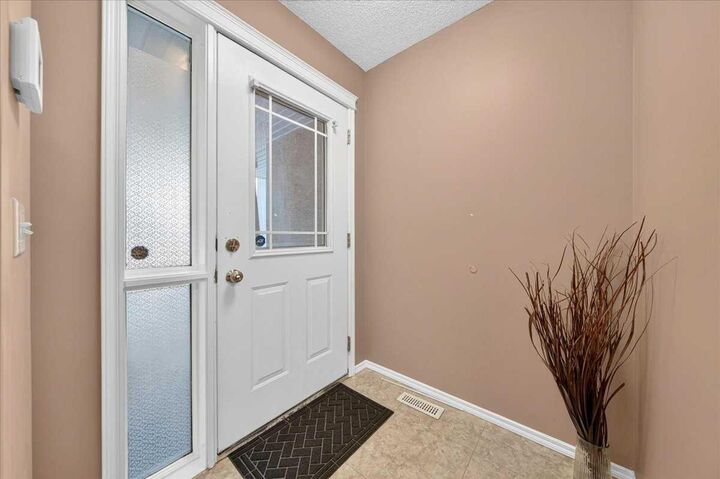 Property Photo:  17 Edgeridge Terrace NW  AB T3A 6C1 