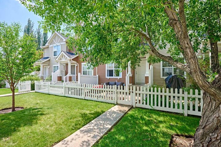 Property Photo: 225 Elgin Gardens SE AB T2Z 4T6
