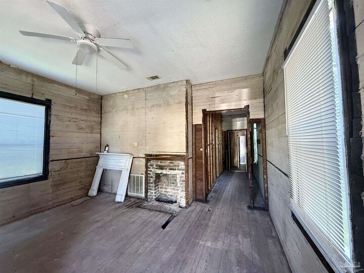Property Photo:  812 N D St  FL 32501 