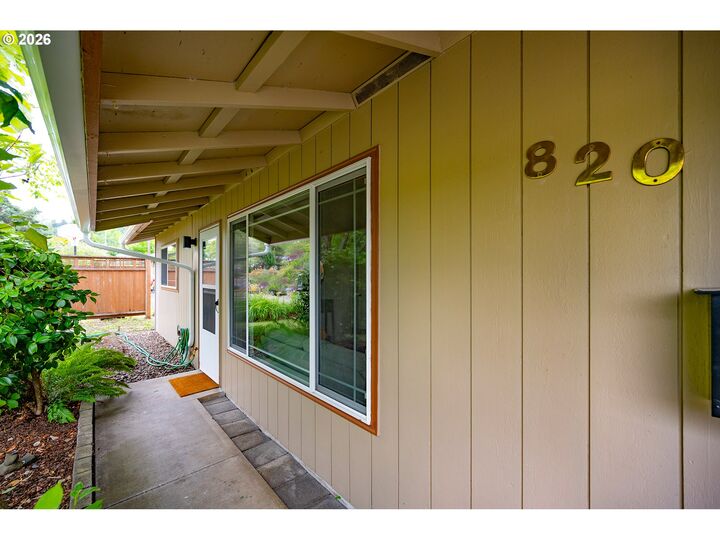 Property Photo:  820 E 35th Ave  OR 97405 