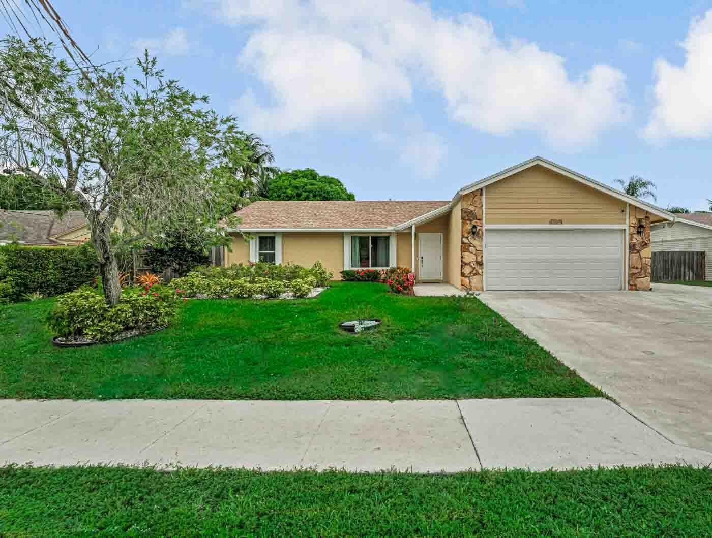 Property Photo: 427 Las Palmas Street FL 33411