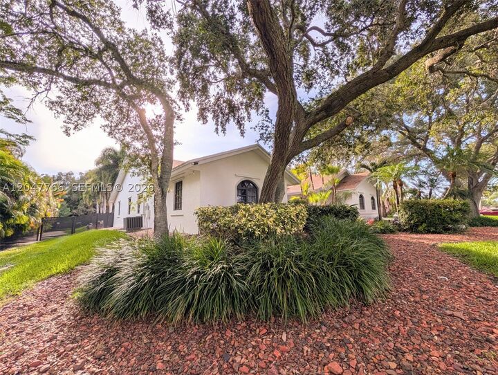 Property Photo:  5131 SW 201st Ter  FL 33332 