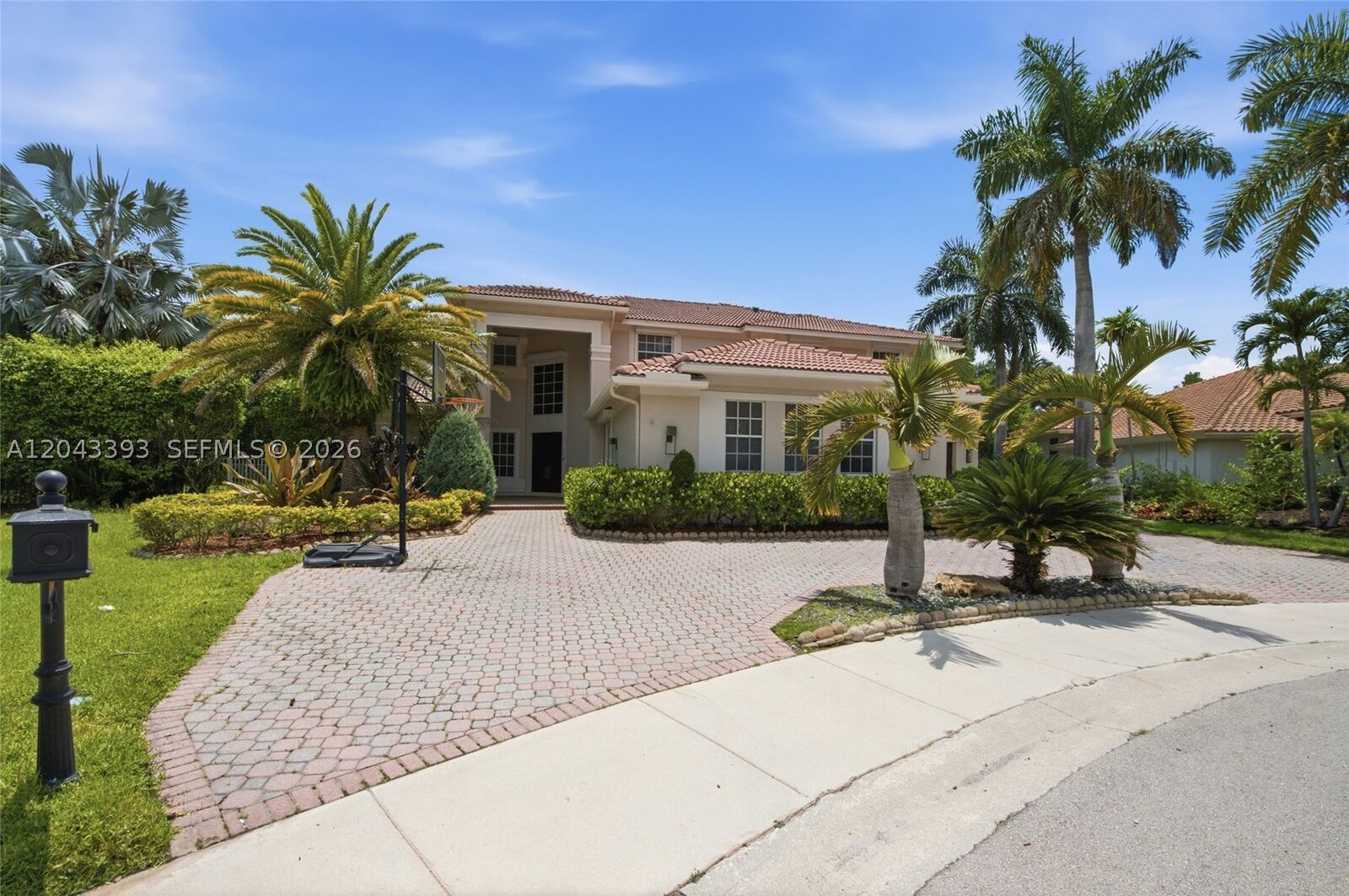 Property Photo:  1585 Victoria Isle Way  FL 33327 