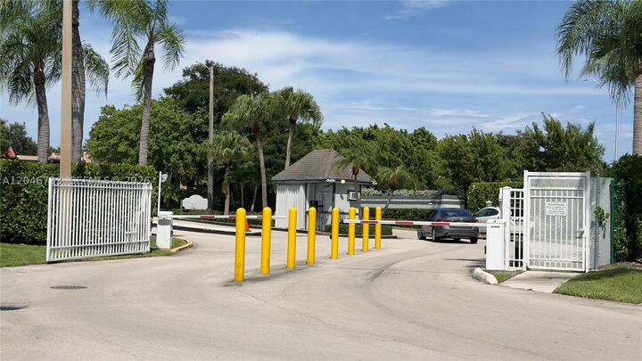 Property Photo:  469 NE 207th Ln 101  FL 33179 