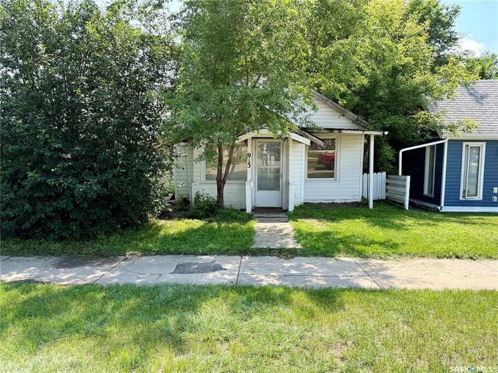 913 Stadacona Street W — photo 1