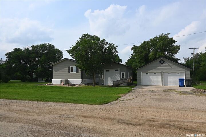 Property Photo:  400 Main Street  SK S0G 2W0 