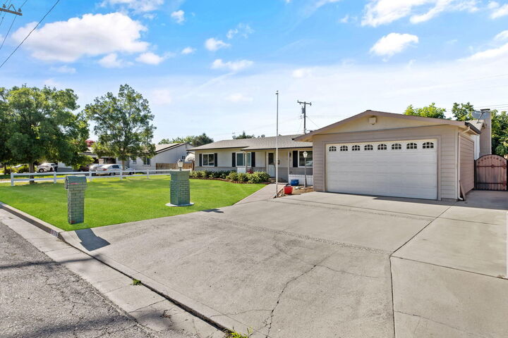 Property Photo:  1716 E Academy Avenue  CA 93274 