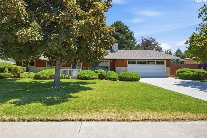 Property Photo: 1628 Butternut Ave WA 99354