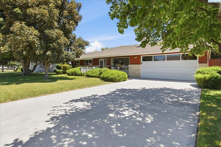 Property Photo:  1628 Butternut Ave  WA 99354 