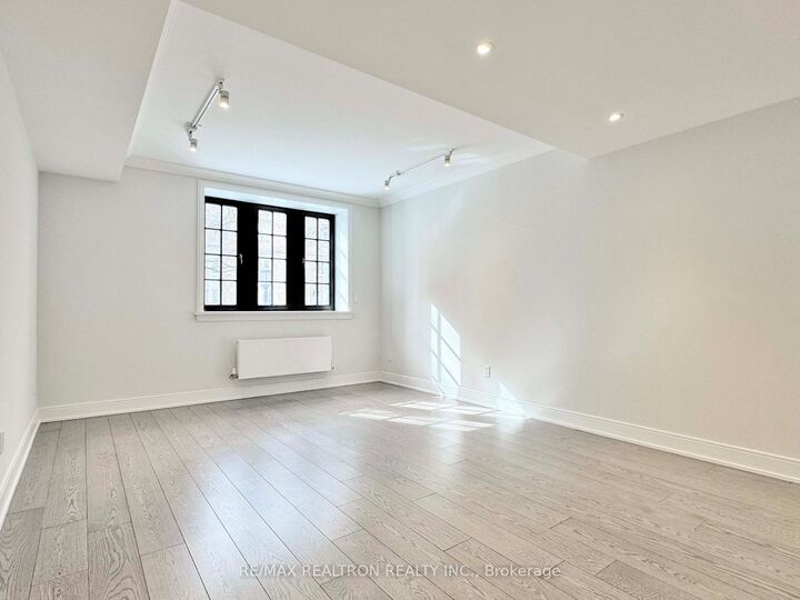 Property Photo:  2 Clarendon Avenue 105  ON M4V 1H9 