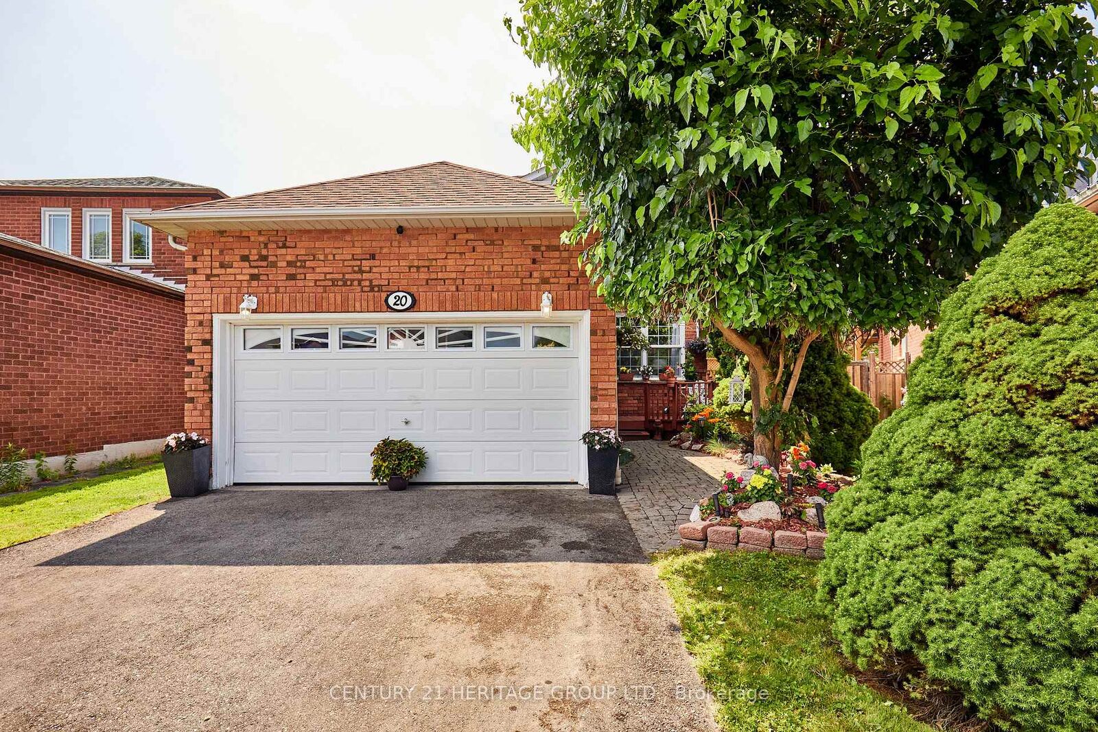 Property Photo:  20 Old Colony Drive  ON L1R 2A3 