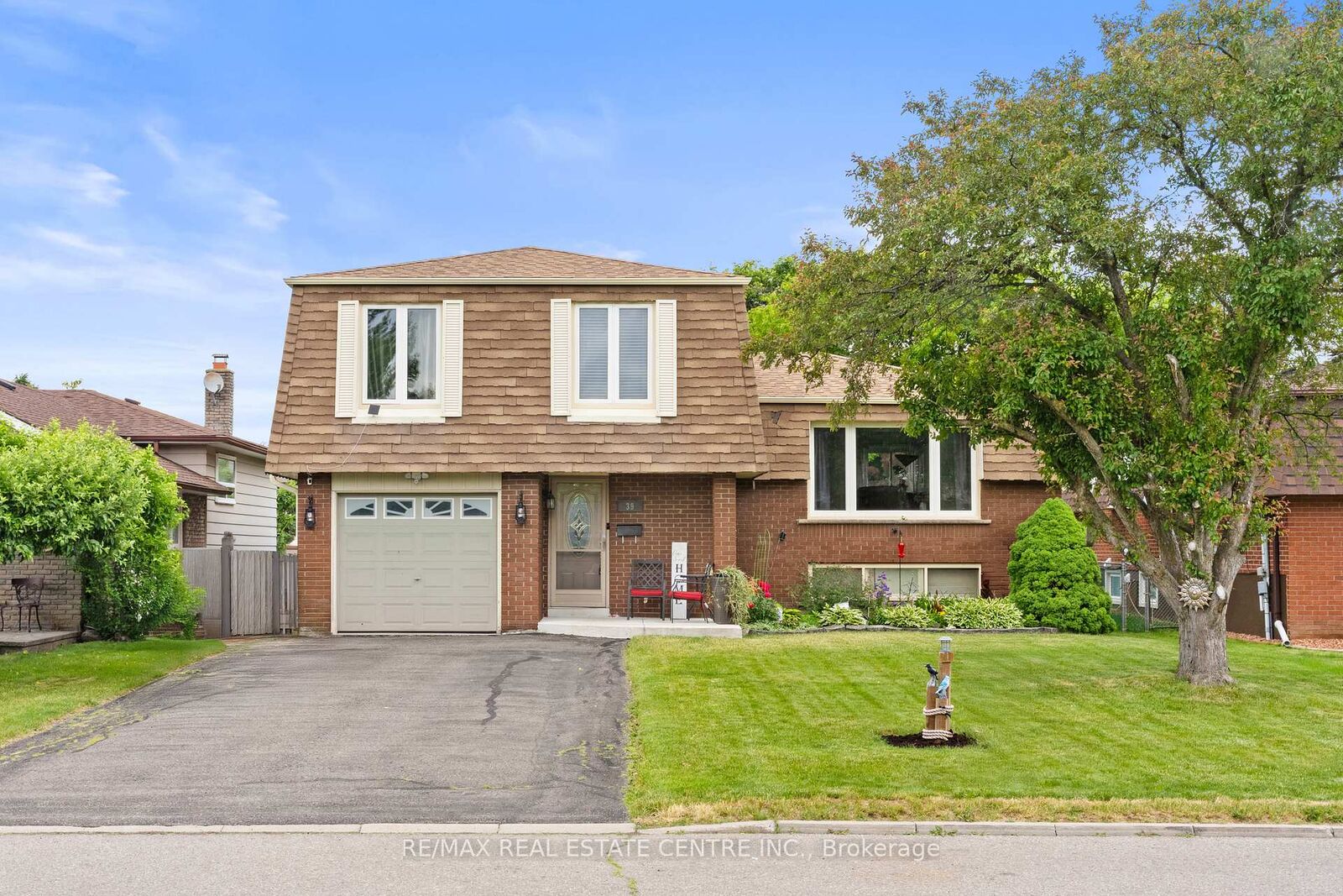Property Photo:  39 Grassmere Crescent  ON L6S 1C9 