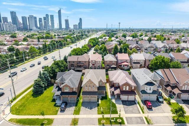 Property Photo: 754 White Clover Way ON L5V 3B8