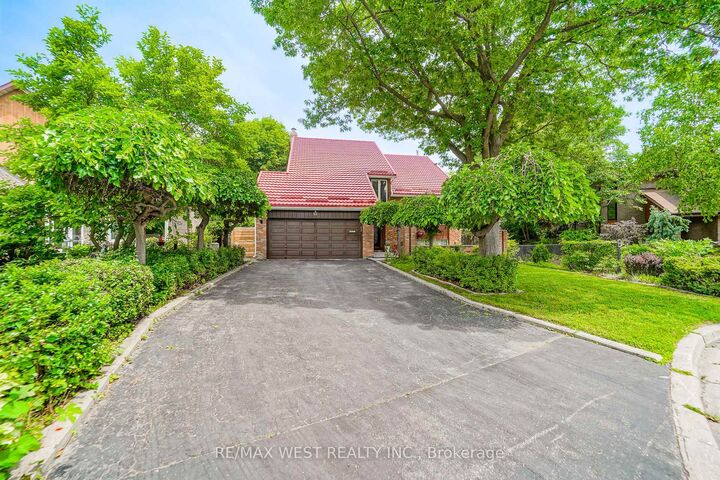 Property Photo: 18 Trillium Court ON L6S 3L8