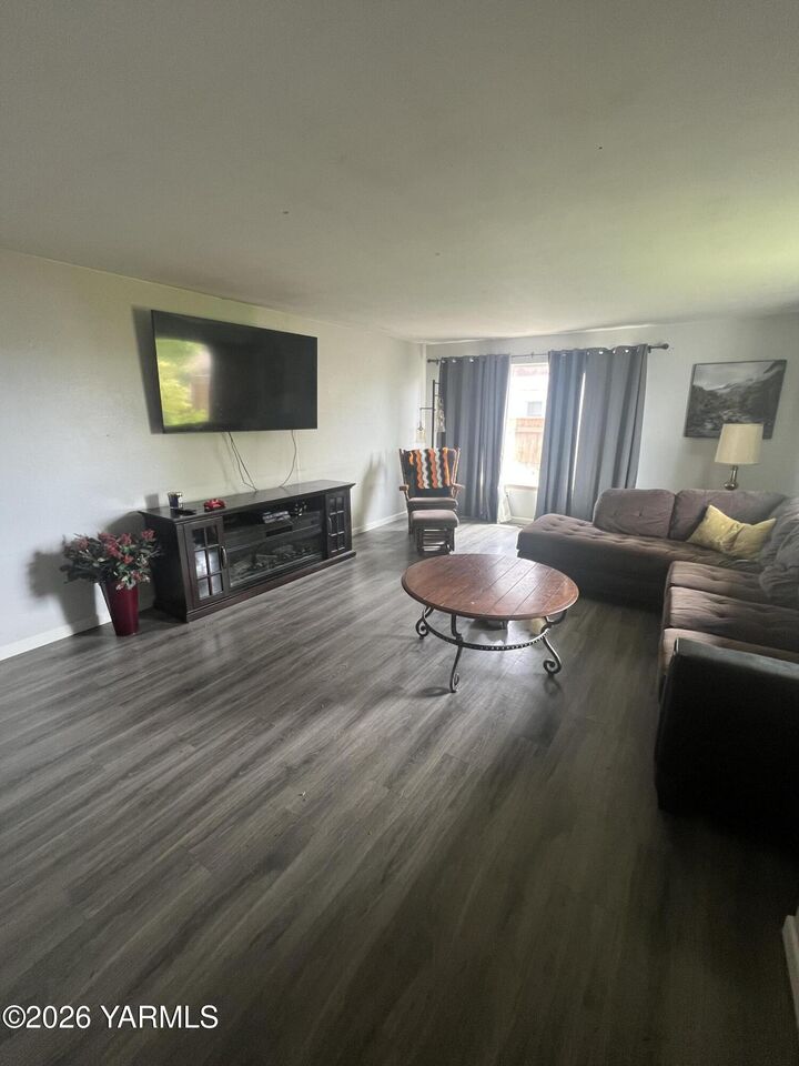 Property Photo: 421 S 59th Ave WA 98908