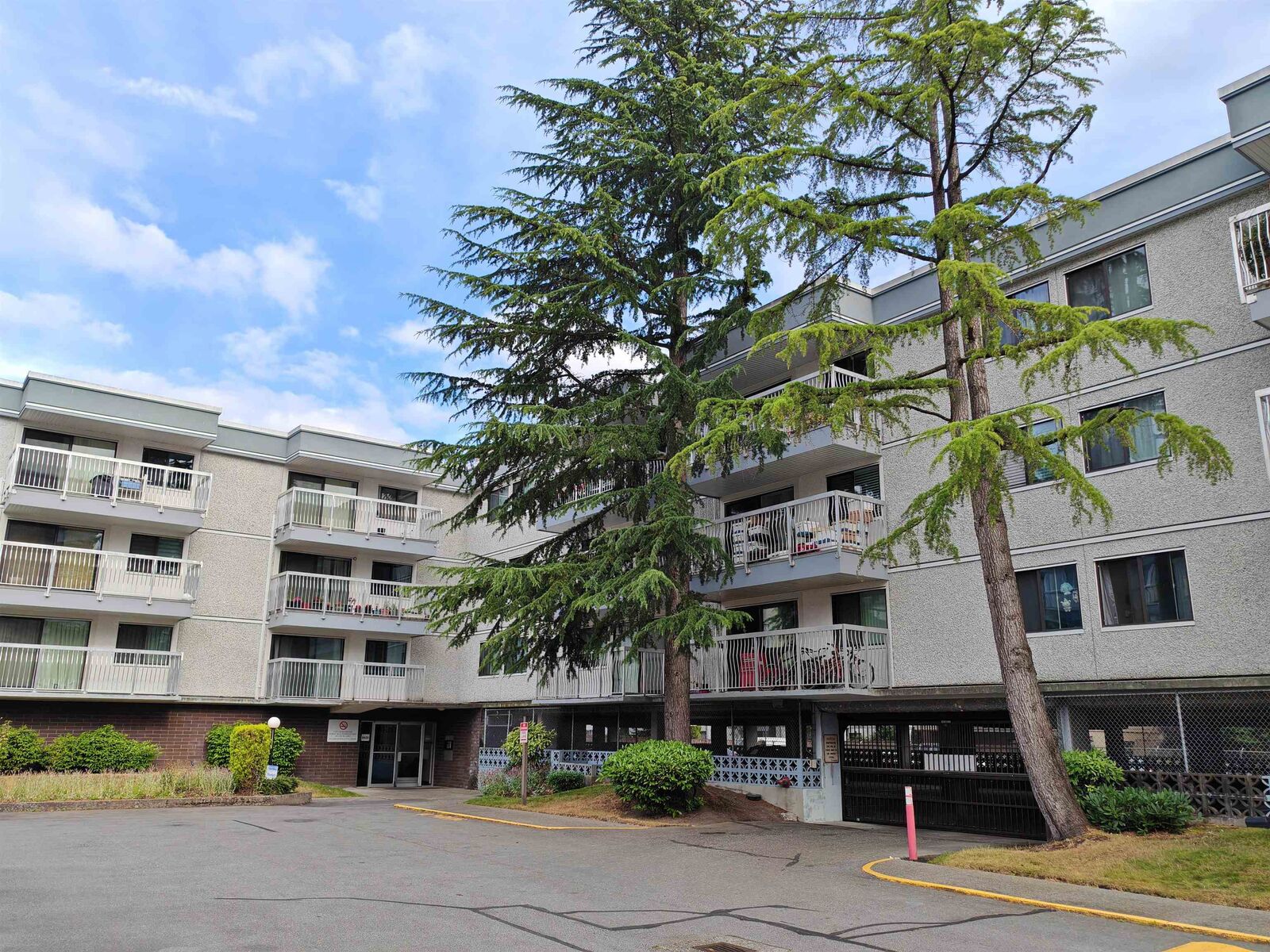 Property Photo: 6420 Buswell Street 101 BC V6Y 2E9