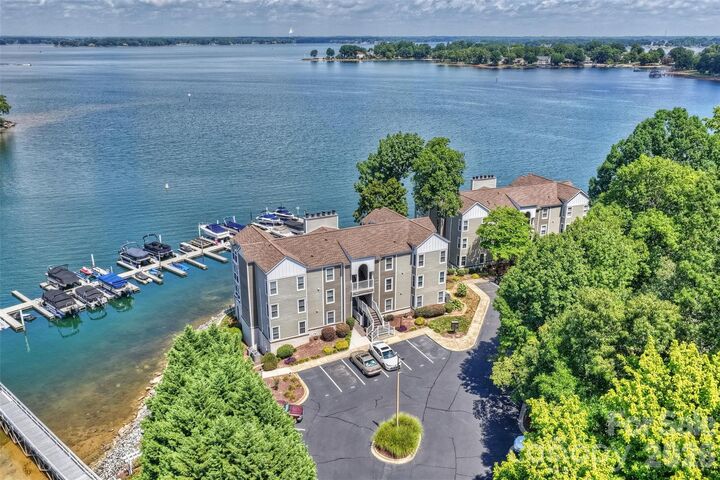 Property Photo: 20427 Harborgate Court 606 NC 28031