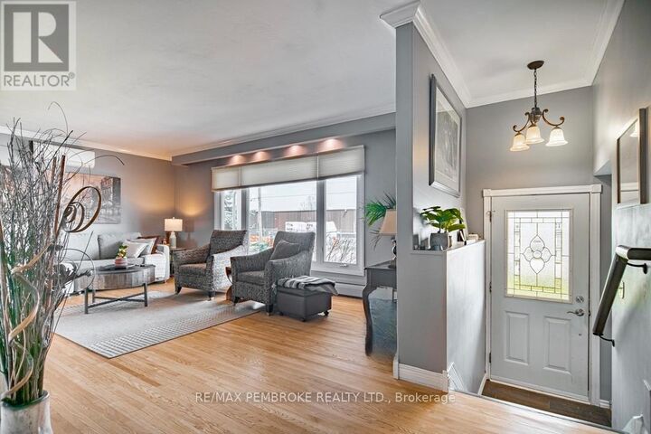 Property Photo: 282 Clemow Avenue ON K8A 2E4