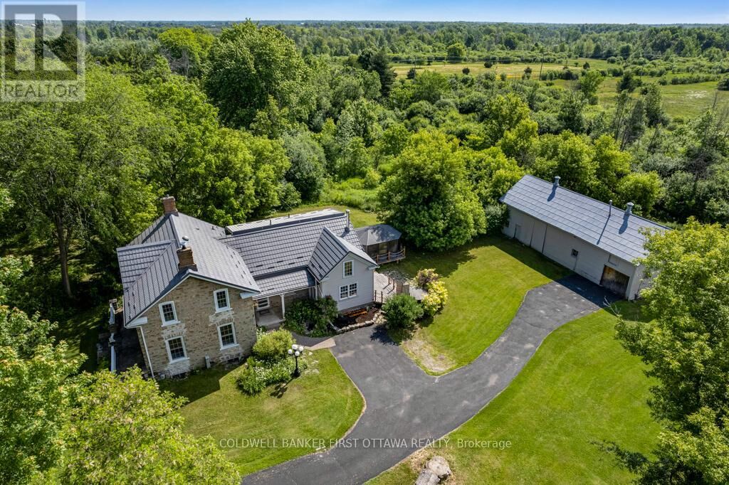 Property Photo:  28 South Street  ON K7H 2G1 