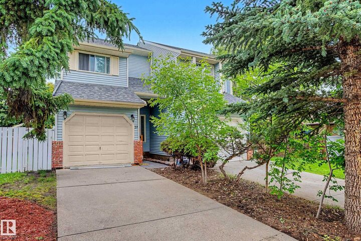 Property Photo: 19 Pineview Drive AB T8N 4R5