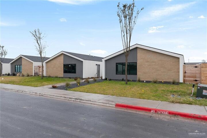 Property Photo:  1304 E Iris Avenue 1  TX 78501 