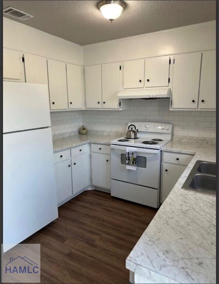 Property Photo:  1100 Pineland Avenue  GA 31313 