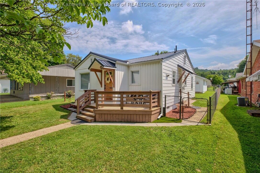Property Photo: 1103 Henry Street WV 26164