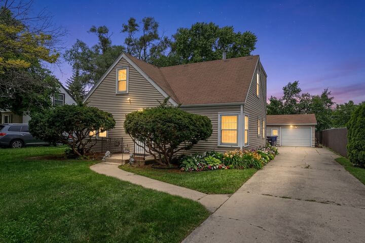 Property Photo:  124 Westward Ho Drive  IL 60164 