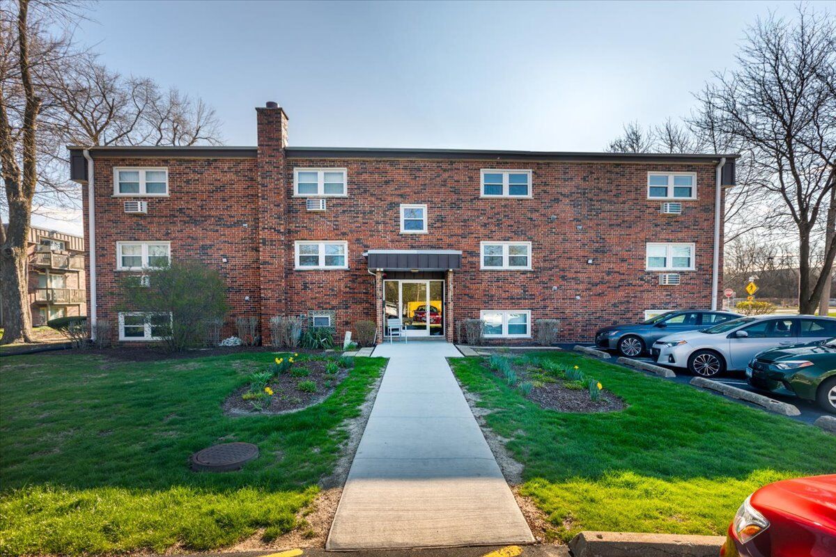 Property Photo: 5740 East Avenue 1B IL 60525