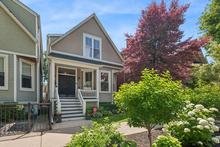 Property Photo:  3635 N Hermitage Avenue  IL 60613 