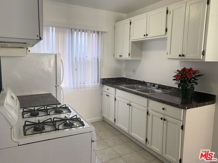 Property Photo:  1330 S Wilton Place 9  CA 90019 