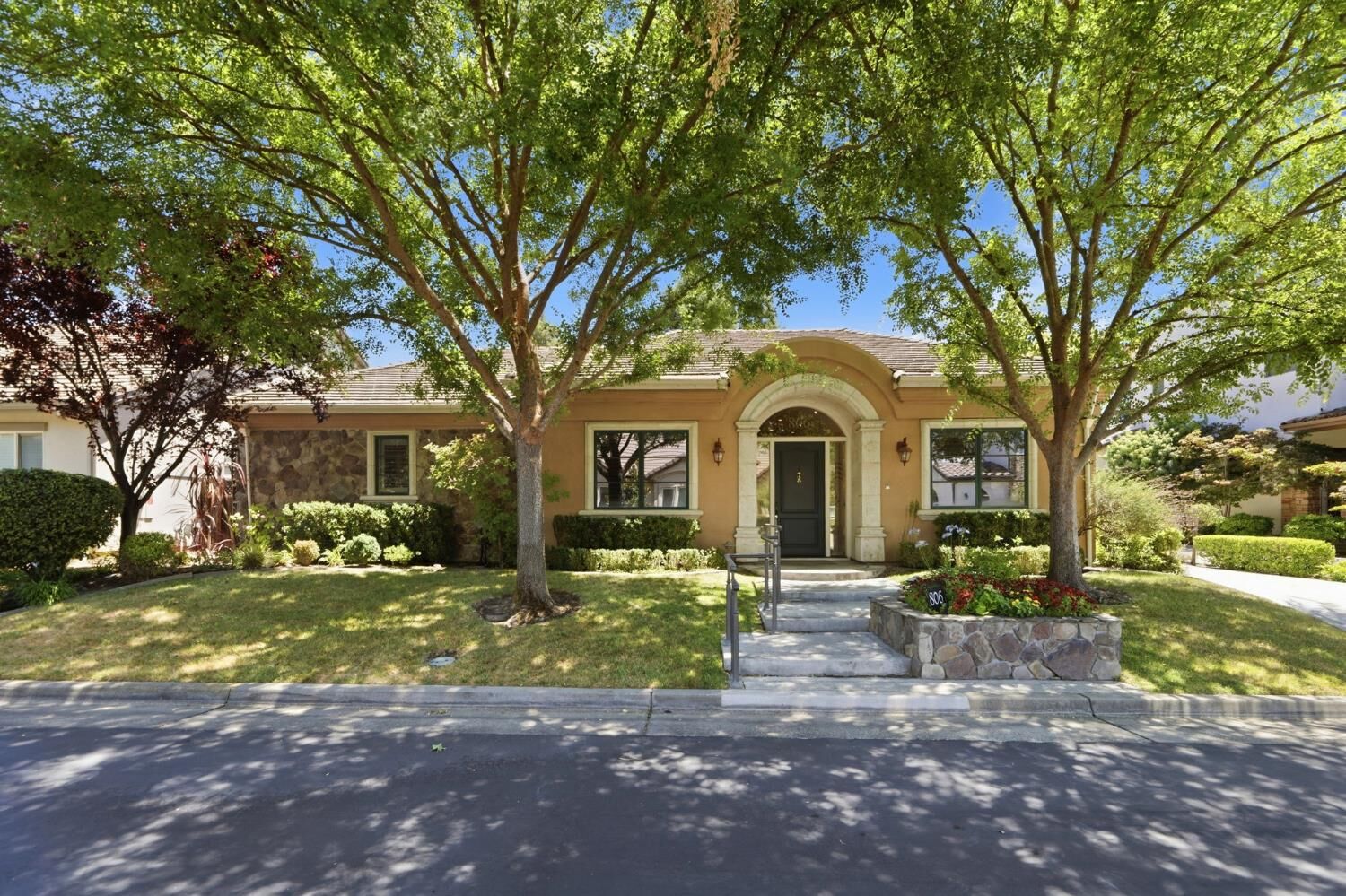 Property Photo:  806 Sierra Oaks Vista Lane  CA 95864 