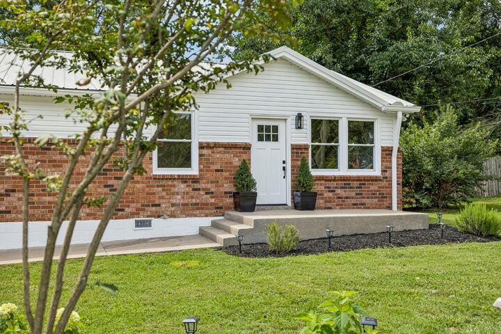 Property Photo: 205 Glenrose Ct TN 37210