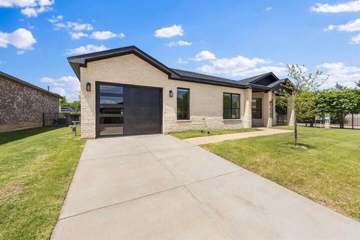 Property Photo: 3700 Creek View Drive TX 75071