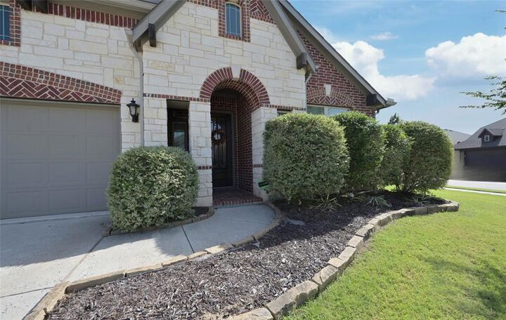 Property Photo: 213 Oakcrest Drive TX 76247