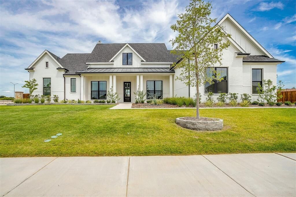 Property Photo: 4602 Saddlehorn Drive TX 76065
