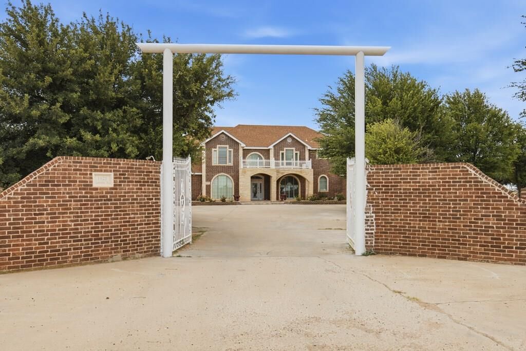 Property Photo: 1925 Lone Star Dr TX 79766