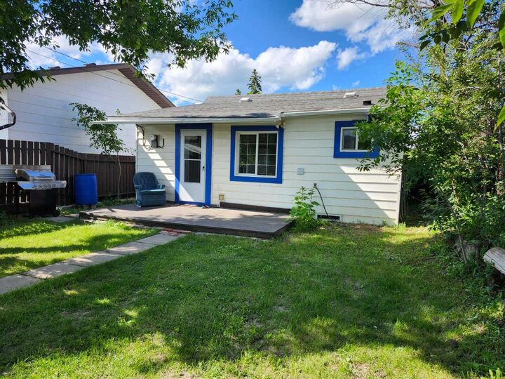 655 3 Avenue W — photo 1