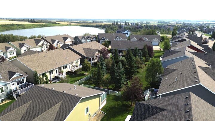 Property Photo: 4940 Beardsley Avenue AB T4L 0G4