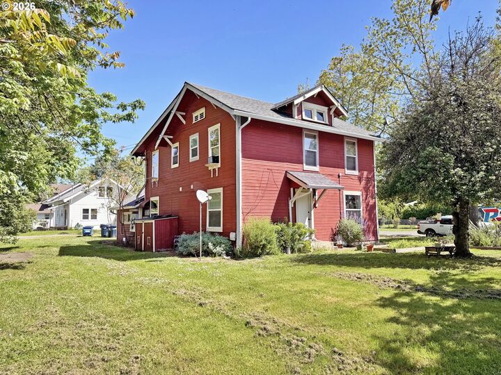 Property Photo:  608 4th St  OR 97477 
