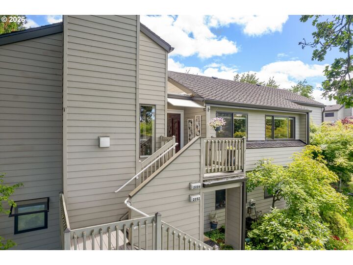 Property Photo: 2094 Lake Isle Dr OR 97401