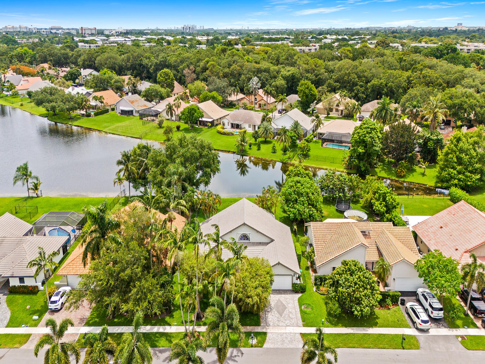 Property Photo: 1750 W Oak Knoll Circle FL 33324