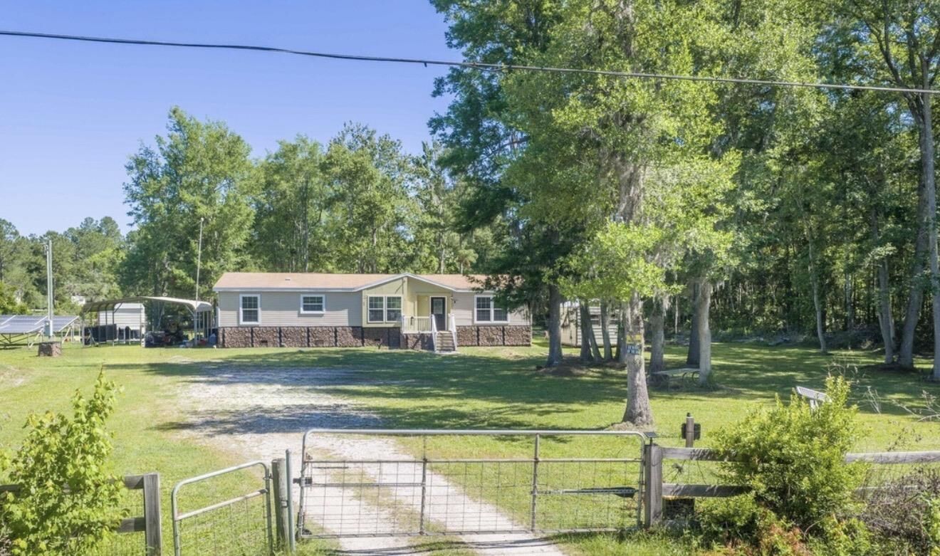 Property Photo: 138 Pine Cone Trl FL 32177